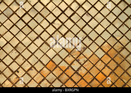 Gold Mosaik-Fliesen an der Wat Phra Kaeo (Kaew) Tempelanlage von der Tempel des Smaragd-Buddha in Bangkok, Thailand Stockfoto