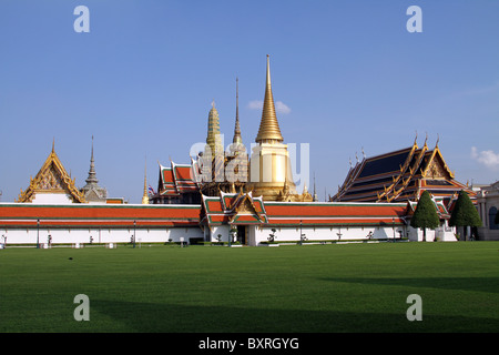 Phra Siratana Chedi goldene Stupa und Phra Mondop im Tempel Wat Phra Kaeo (Kaew) im königlichen Palast in Bangkok, Thailand Stockfoto