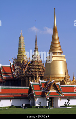 Phra Siratana Chedi goldene Stupa und Phra Mondop im Tempel Wat Phra Kaeo (Kaew) im königlichen Palast in Bangkok, Thailand Stockfoto