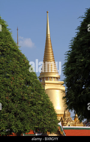 Phra Siratana Chedi goldene Stupa im Grand Palace im Tempel Wat Phra Kaeo (Kaew), königlicher Palast Komplex, Bangkok, Thailand Stockfoto