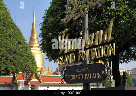 Phra Siratana Chedi goldene Stupa und dem Grand Palace zu unterzeichnen, im Tempel Wat Phra Kaeo (Kaew), Royal Palast, Bangkok, Thailand Stockfoto