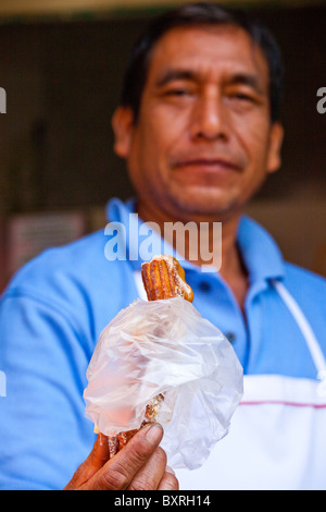 Churros Rellenos Warenkorb in Coyoacán, Mexiko-Stadt, Mexiko Stockfoto