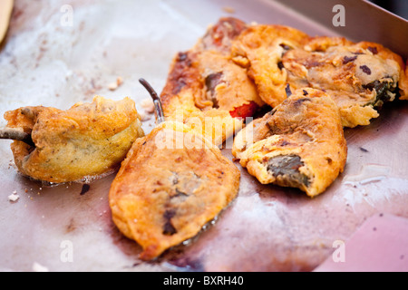 Chile Relleno bei einem Straßenhändler in Mexico City, Mexiko Stockfoto