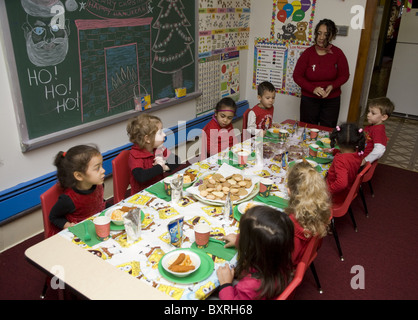 Kindergarten und Pre-K-Programm im Stadtteil sehr multikulturellen Kensington in Brooklyn, New York. Weihnachts-Party. Stockfoto