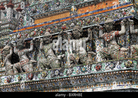 Statuen auf ein chinesisches Porzellan prang im Wat Arun, der Tempel der Morgenröte in Bangkok, Thailand Stockfoto