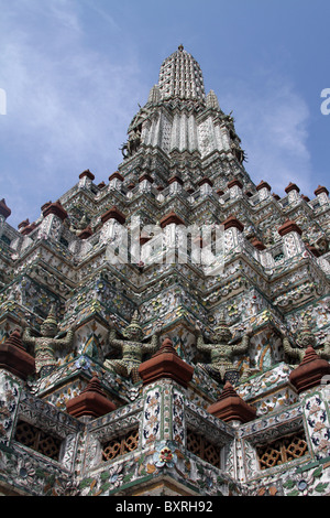 Chinesisches Porzellan prang im Wat Arun, der Tempel der Morgenröte in Bangkok, Thailand Stockfoto