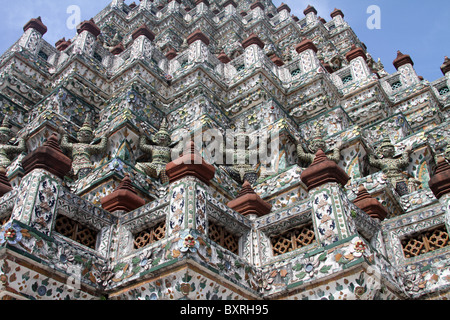 Chinesisches Porzellan prang im Wat Arun, der Tempel der Morgenröte in Bangkok, Thailand Stockfoto