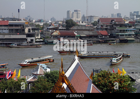 Boote und Flussschifffahrt auf dem Chao Phraya River in Bangkok, Thailand Stockfoto