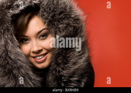 Gesicht von schönen Mädchen in Pelzmütze Blick in die Kamera Lächeln Stockfoto