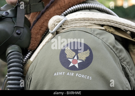 Mann in US-b-17 Bomber Uniform Jacke mit Insignien und Sauerstoffmaske, Mittelteil fliegen Stockfoto