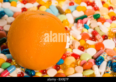 Bild von großer frische Orange liegen auf Pillen Stockfoto