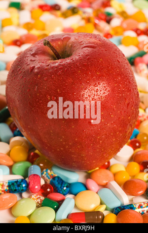 Vertikales Bild von rotem Apfel auf die Tabletten liegen Stockfoto