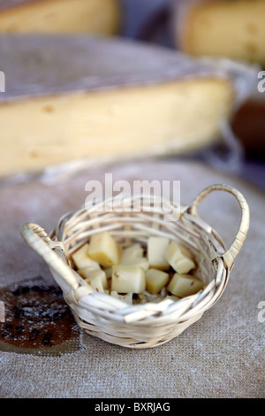 Verkauf von Käse und lokalen Wochenmarkt produzieren am Freitagmorgen auf Rue de Grand Pont in der alten Stadt Sion, Schweiz Stockfoto