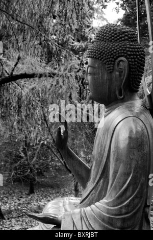 Eine Skulptur des Buddha in London England schwarz und weiß Stockfoto