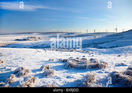 Eaglesham Moor im Winter mit Whitelee Bauernhof Windkraftanlagen am Horizont, in der Nähe von Glasgow, Schottland Stockfoto