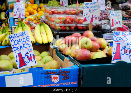 Großbritannien, England, Englisch Birnen, Äpfel und verschiedenen anderen Obst am Marktstand Stockfoto
