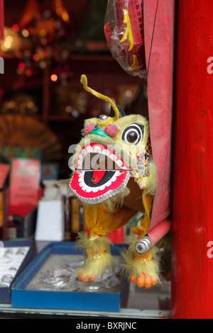 Chinesisch Marionette Drachen Spielzeug zum Verkauf an den A-Ma-Tempel, in der historischen Altstadt von Macau Stockfoto