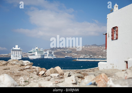 Kreuzfahrtschiffe in Mykonos Bay verankert. Stockfoto