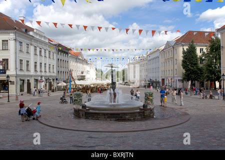 Estland, Tartu, Statue und Brunnen auf dem Rathausplatz Stockfoto