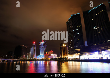 Die hellen Lichter der Casinos, Hotels und Geschäfte spiegelt sich im Wasser des Nam Van-See, Macau Stockfoto