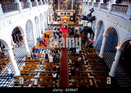 Carolus Borromeus romanische Kirche in Antwerpen, Belgien, Europa, während einer Hochzeitszeremonie von innen gezeigt Stockfoto