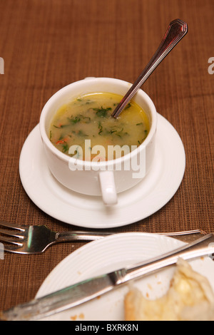 Portugiesischen Caldo Verde (grüne Suppe mit Chorizo-Wurst) Suppe in einem Restaurant in Macau Stockfoto