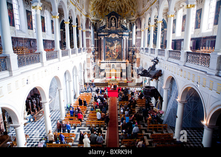 Carolus Borromeus romanische Kirche in Antwerpen, Belgien, Europa, während einer Hochzeitszeremonie von innen gezeigt Stockfoto