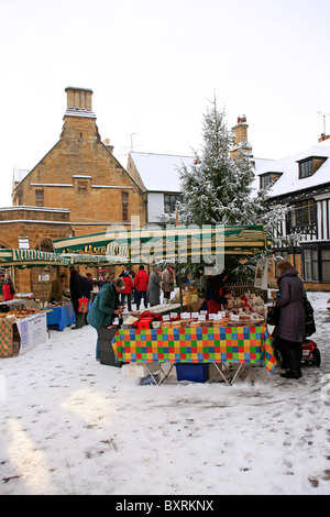 Schnee bedeckt Markt Platz am Tag der Landwirte in Sherborne Dorset Stockfoto