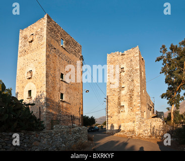 Stein-Turm-Häuser im Dorf Katagiorgis, im tiefen Mani, südlichen Peloponnes, Griechenland. Stockfoto