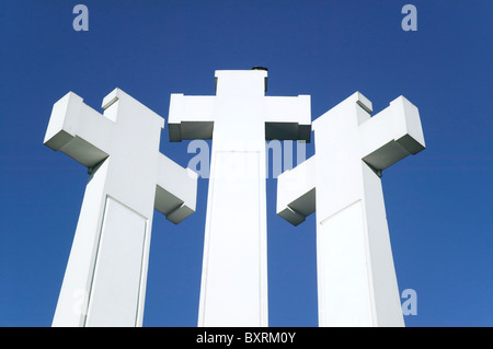 Litauen, Vilnius, Uzupis, Hügel der drei Kreuze, drei Kreuze am Gipfel des Hügels Stockfoto