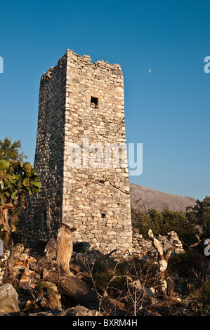 Eine Ruinen Stein Turm Haus im Dorf Agios Georgios, im tiefen Mani, südlichen Peloponnes, Griechenland. Stockfoto