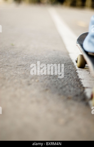 vertikale schießen Skater nur reiten zum Vergnügen durch die Straßen von barcelona Stockfoto