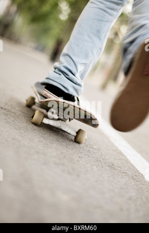 vertikale schießen Skater nur reiten zum Vergnügen durch die Straßen von barcelona Stockfoto