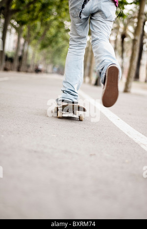 vertikale schießen Skater nur reiten zum Vergnügen durch die Straßen von barcelona Stockfoto