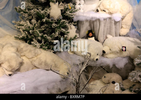 Weihnachtskrippe mit Spielzeug-Eisbären Stockfoto