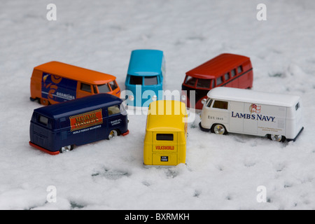 Kinder Sammler Spielzeug Modelle von Volkswagen trennen Bildschirm Kastenwagen auf Schnee Stockfoto