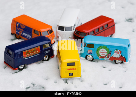 Kinder Sammler Spielzeug Modelle von Volkswagen trennen Bildschirm Kastenwagen auf Schnee Stockfoto