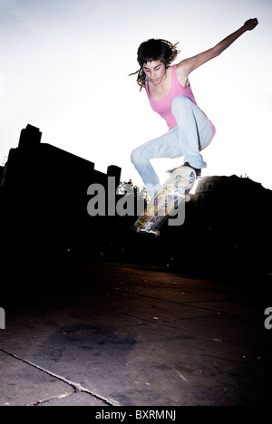 Frau Skaten und dabei Tricks, Ausführung ein Ollie in Barcelona, Paradies des Skateboardens Stockfoto