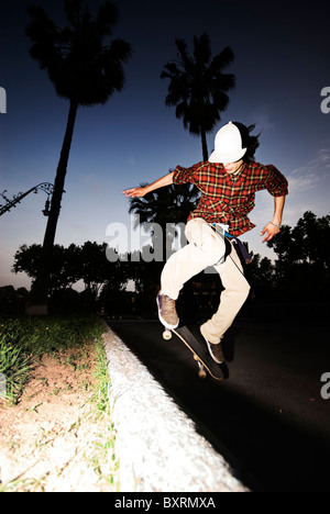 junge Männer skaten und dabei Tricks, macht einen Ollie in Barcelona Paradise von skateboarding Stockfoto
