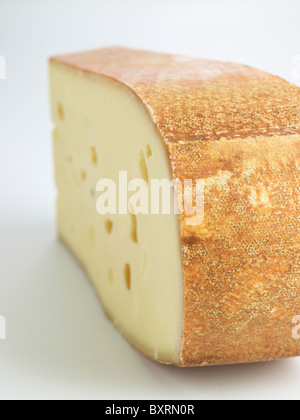 Emmentaler Käse vor weißem Hintergrund, Nahaufnahme Stockfoto