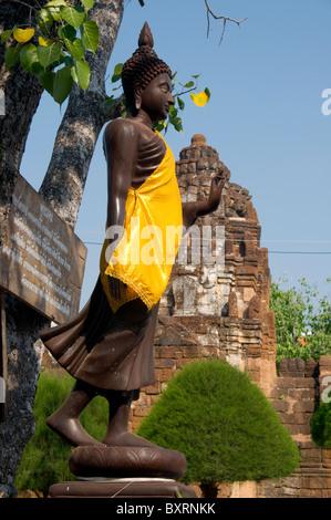 Thailand, Phetchaburi, Buddha-Statue und Khmer Schreine, Wat Kamphaeng Laeng Stockfoto