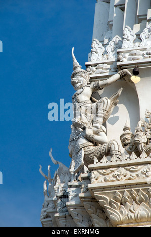 Thailand, Phetchaburi, Dachdetails am Main prang im Wat Mahathat Stockfoto