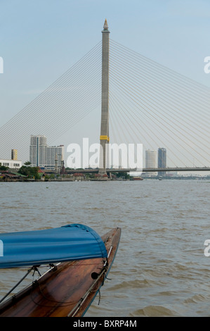 Thailand, Bangkok, Rama-VIII-Brücke über den Chao Phraya River Stockfoto