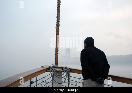Den Hudson River an seiner Mündung in New York City, im dichten Nebel. Die George-Washington-Brücke ist in der Ferne. 2. Januar 2011 Stockfoto