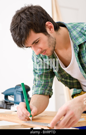 Heimwerken - Handwerker bereiten Holzboden in Werkstatt Stockfoto