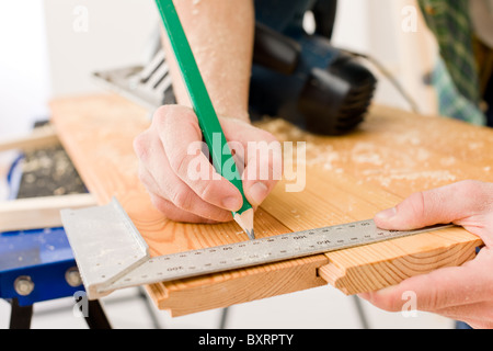 Heimwerken - Handwerker bereiten Holzboden in Werkstatt Stockfoto