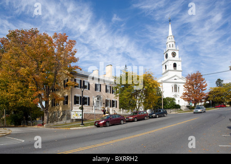 Vermont, Middlebury, grünen Bergen, Blick auf Autos auf Hauptstraße und Kirche im Hintergrund Stockfoto