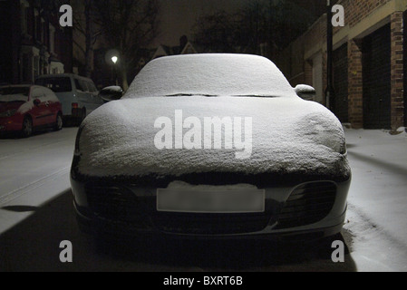 Winterschnee als Decke auf einem Porsche Carrera 911 in London England UK Stockfoto