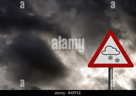Foto realistische "Schnee Warnung" Sign, gegen einen stürmischen Himmel. Mit Platz für Ihren Text-Overlay. Stockfoto