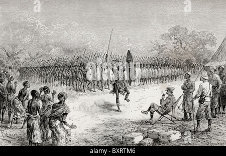 Sir Henry Morton Stanley beobachten eine Phalanx Dance von Mazambonis Krieger auf Usiri, Afrika, während Emin Pascha Relief Expedition Stockfoto